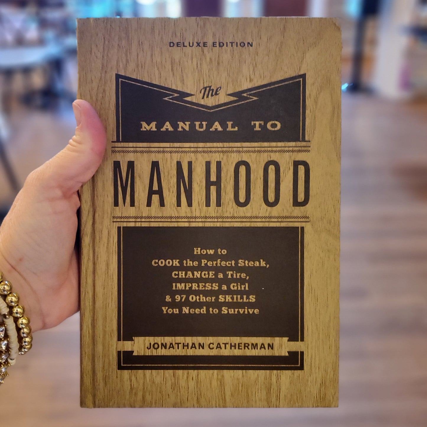 GB The Manual to Manhood: How to Cook the Perfect Steak, Change a Tire, Impress a Girl & 97 Other Skills You Need to Survive (deluxe edition)