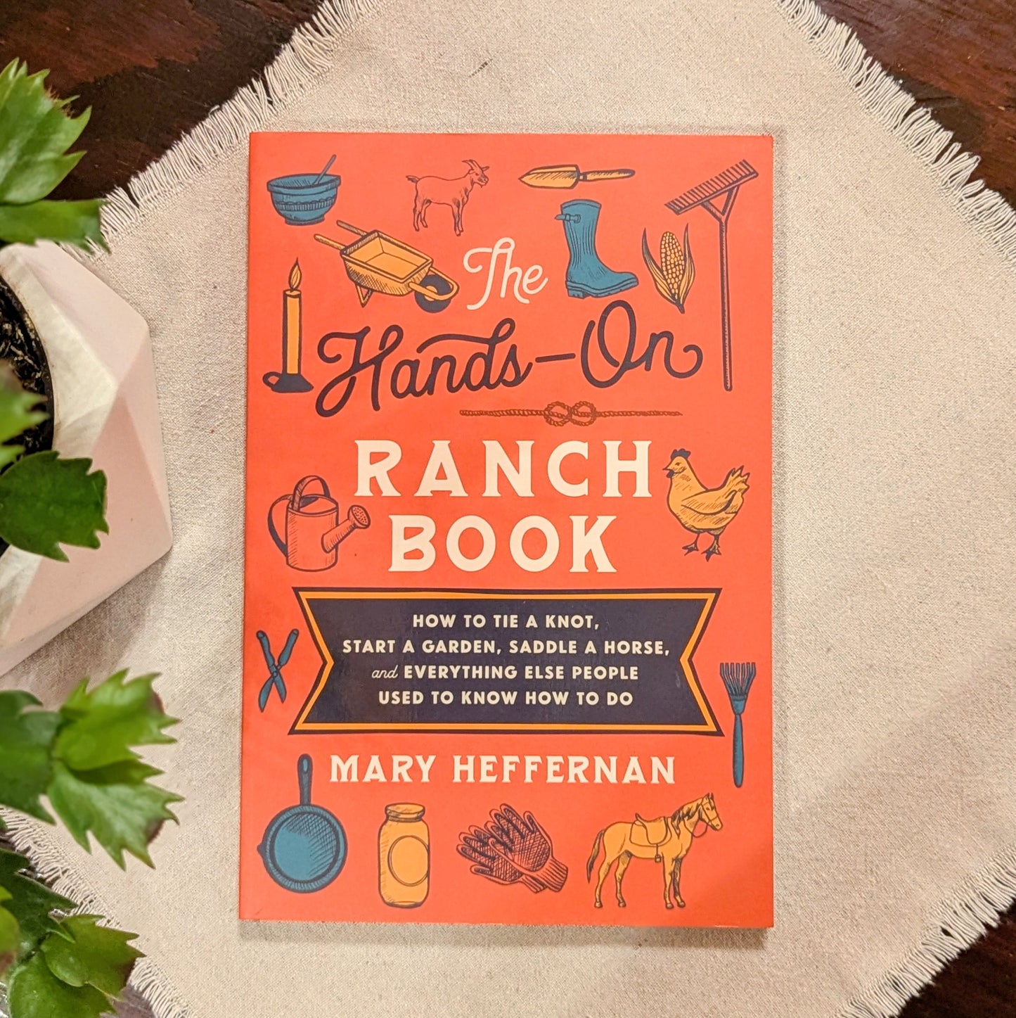 GB The Hands-On Ranch Book - How to Tie a Knot, Start a Garden, Saddle a Horse, and Everything Else People Used to Know How to Do